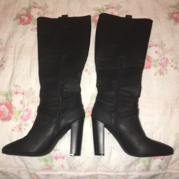 Knee high 3 1/2 inch heeled boots - Picture 2 of 5